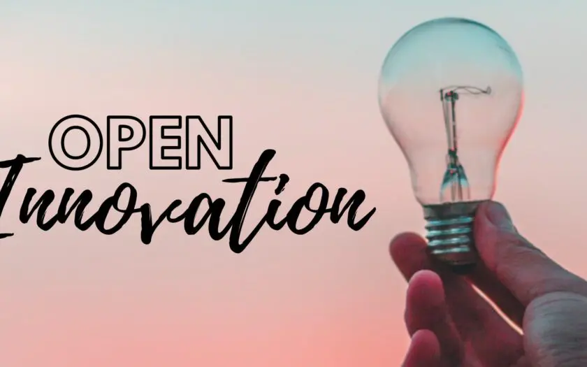 main tenant une ampoule allumée avec texte "open innovation" sur fond rose et bleu
