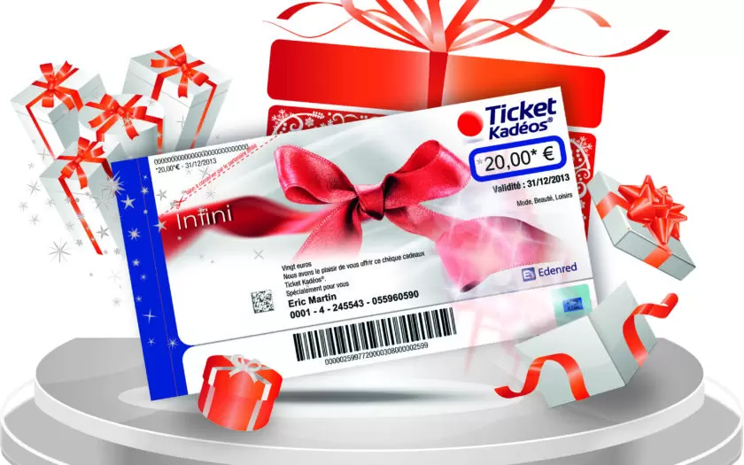 ticket kadéos de 20 euros entouré de cadeaux avec ruban rouge
