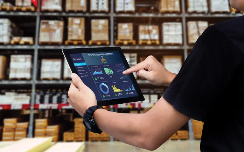 gestion des stocks en temps réel sur tablette dans un entrepôt