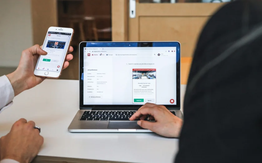 gestion des ressources humaines sur ordinateur et application mobile avec recherche d'emploi